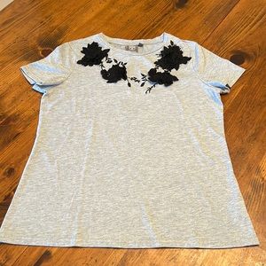 Daisy Fuentes Grey T-shirt with 3D Embroidered Black Flowers Size Medium